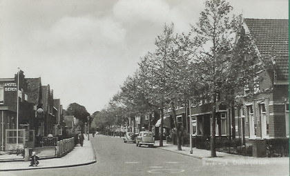 Duinwijklaan
Op foto ziet u de christelijke Duinwijk-mavo. De daling van het leerlingen aantal eind jaren ’80 zorgde voor een fusie tussen de christelijke Duinwijk-mavo met de Sint Adelbertus-mavo, de christelijke Oosterwijk-mavo en Pius X-school. De naam Pius X verdween en werd Augustinus College aan de Bullerlaan.  Er staat nu een nieuwe woonvoorziening gebouwd voor de Hartekamp Groep. Deze biedt zorg en ondersteuning aan mensen met een verstandelijke of meervoudige beperking in alle fasen van hun leven. Het gebouw zal bestaan uit 2 woonlagen. Op de begane grond zullen 2 groepswoningen en op de verdieping zullen 4 groepswoningen van ieder 6 cliënten gerealiseerd worden. Totaal biedt de woonvoorziening plaats aan 36 cliënten. Behalve een woonfunctie heeft het gebouw ook een dagbestedingsfunctie. 

Keywords: bwijk Duinwijklaan