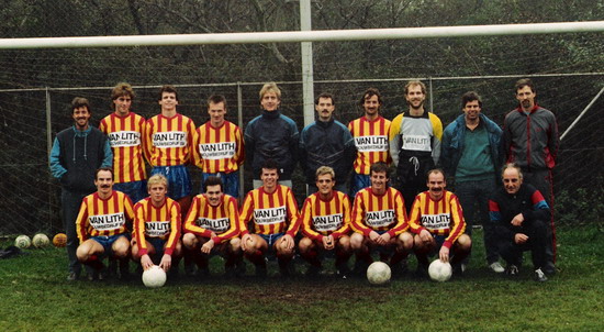 Voetbalverening Wijk aan Zee
Elftalfoto 1e Wijk aan Zee seizoen 1987-1988.
staand vlnr: Jan de Pagter (elftalleider), Johan Aardenburg, Ton Aardenburg, Hans Bol, Robert Schellevis, Ted de Boer, Simon Kooiman, Ruud Koopman, Wim Jonker (trainer), Ruud v Wilgenburg (verzorger).\r\nzittend vlnr: Henny v Lieren, Edwin Teeuwen, Sander de Boer, Ron van Zon, Rob Handgraaf, Freek Fatels, Chris v Lieren, Piet Fatels (grensrechter).
Keywords: waz voetbal