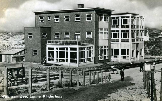 Emma Kinderhuis
Emmakinderhuis aan de Relweg, diverse meisjes die er werkten, kwamen uit Egmond en Zee. Die gingen dan bij nacht en ontij lopend over het strand maar hun werk. 
Keywords: waz Emma Kinderhuis