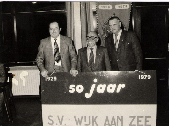 ereleden
Tijdens het 50 jarig bestaan in 1979 van voetbalvereniging Wijk aan Zee worden Jan de Boer, Jan Schram en Toon van der Meij gehuldigd.
Keywords: waz voetbal erelid