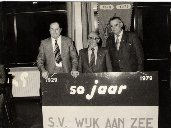 ereleden
Tijdens het 50 jarig bestaan in 1979 van voetbalvereniging Wijk aan Zee worden Jan de Boer, Jan Schram en Toon van der Meij gehuldigd.
Keywords: waz voetbal erelid