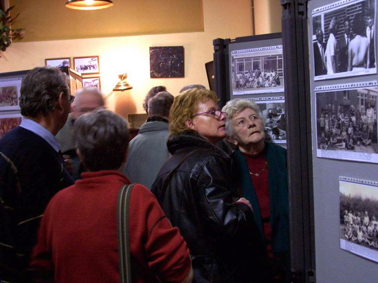 familie Snijders
Expositie in de Cafe de Zon 2004 mevr Snijders met dochter Gre. eigen foto
Keywords: familie Snijders waz