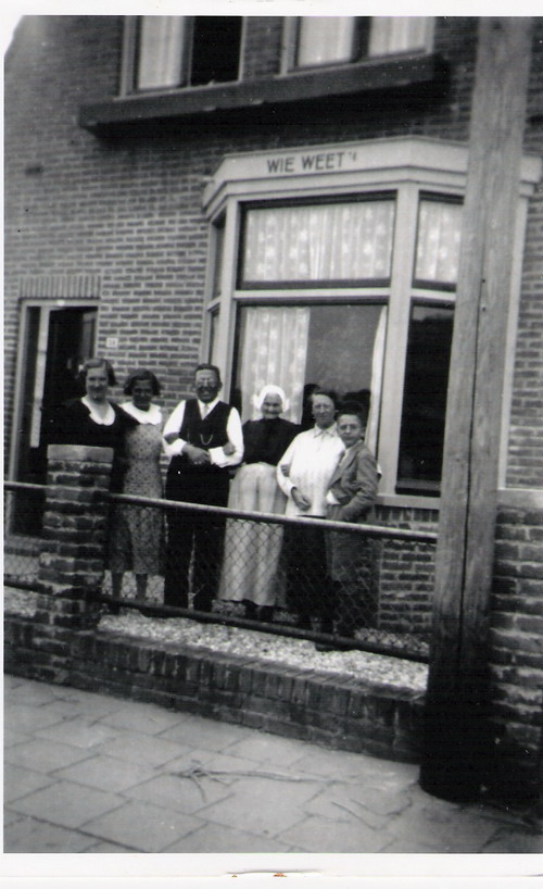 Personen uit het dorp
Mw. De Boer (de moeder van Piet de Boer (dorentje) de laatste schelpenvisser van Wijk aan Zee) met een dochter en schoonzoon en hun kinderen (fam. v.d. Meij).

foto: F.de Reep
Keywords: waz personen de boer