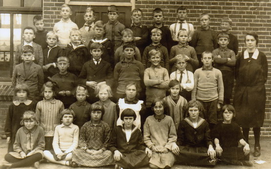 Fam Schellevis Henk de metselaar
lage school met o.a Henk Schellevis, Vosse,Bodewes,Zuiderduin,Jan Bol,Jan v Emma Schelvis,Duin,
van de meisjes o.a. vd Meij
