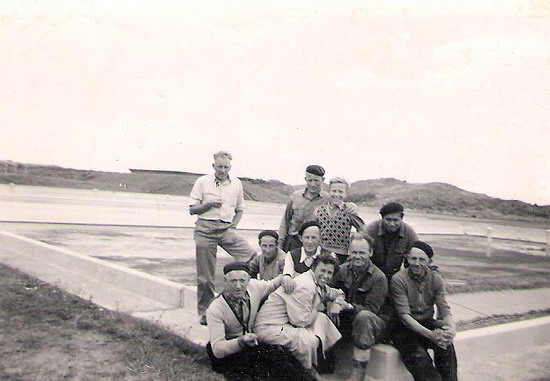 Personen uit het dorp
Een foto uit juli 1957 genomen door mevr. Bekker tijdens het zgn. filteren door personeel van het PWN bij het oude pompstation te Wijk aan Zee.
Op de foto staan de volgende personen. Staand (vlnr}: Piet Kluft, Nico Snijders, Frits v.d. Reep en Hans Jacobs. zittend (vlnr): Cor Limmen, Jan Dam, zus van mevr. Bekker, Wim Snijders, Klaas Bekker en Gerard Snijders.foto: Frits vd Reep
Keywords: waz personen