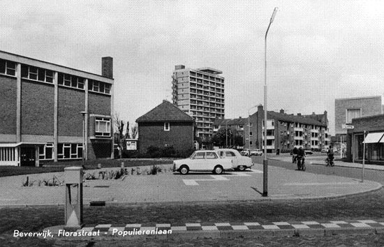 Florastraat
Precies in het midden van de foto steekt fier boven alles uit de Warandeflat. Ook “ de Opgang” is gedeeltelijk zichtbaar. Rechts op de foto het pand van van Vuuren Electro. Het bedrijf verhuisde in 1969 naar het huidige pand aan de Wijker aan Duinerweg. Op de plaats waar eens “de Opgang” heeft gestaan, staat nu een appartementencomplex. Ook het zicht op de De Warandeflat is uit het straatbeeld verdwenen.     

Bron: boek “Dit was Beverwijk”, auteurs: J.M. Van der Linden/ W. A. Spruit                 
Bewerking: Co Backer                                                            
Keywords: bwijk Florastraat