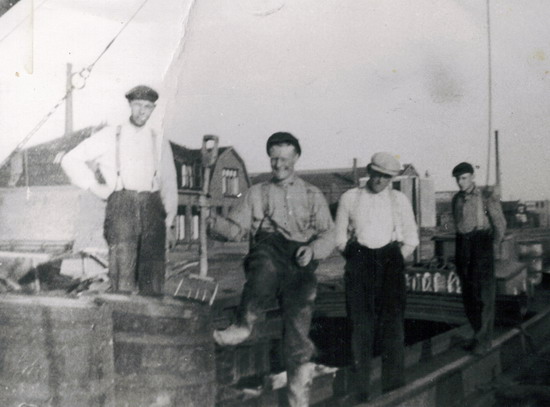 Pijpkade
Een schip met vis wordt gelost aan Pijpkade. Op de foto staan de volgende personen van links naar rechts, Henk Dullemans, mijn vader Jan Zonneveld, Piet Nijman en Joost Cabret.

foto: Simon Zonneveld
Keywords: Pijpkade bwijk personen