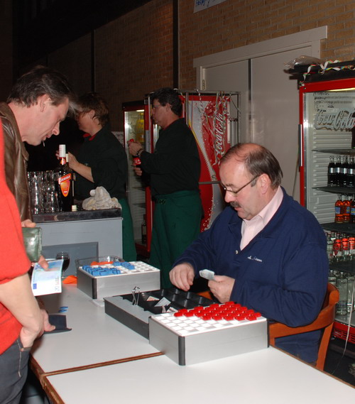 Personen uit dorp
Nieuwjaarsfeest in de Moriaan. 2009
 Frans Baspening achter de muntjes bak.
foto JL
Keywords: waz