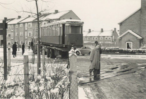 Groenehuis
Oude spoorwagon als keet voor jongeren wordt geplaatst aan de Galgenweg

Foto: C. Holleman
Keywords: Galgenweg bwijk