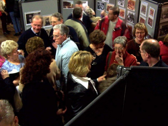 Personen uit het dorp
Expositie in de Cafe de Zon 2004.

eigen foto
Keywords: waz personen