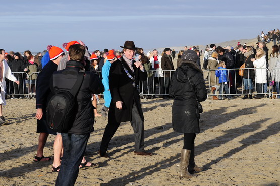 Nieuwjaarsduik 2011
Nieuwjaarsduik 2011
De eerste klus van de burgemeester van Wijk aan Zee zit er op, het viel tegen hij ging zelf niet te water! last van kouwe voeten denk ik.
Keywords: waz Nieuwjaarsduik 2011