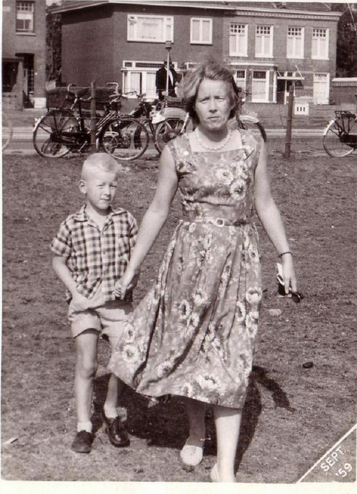 Personen uit Wijk aan Zee
Mevr. Warmenhoven met kleine Hans, de fam. woonde aan de van Oldenburgweg in de houten huizen. Op weg naar de volksfeesten met mijn moeder september 1959.
foto: Hans
Keywords: waz personen warmenhoven