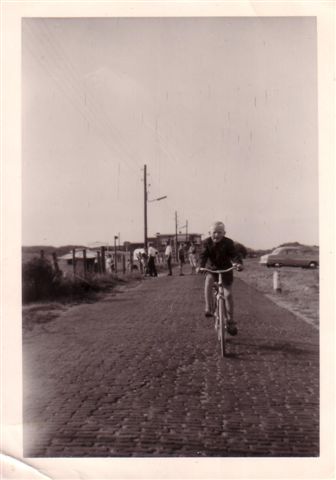 Personen uit dorp
De foto is genomen op de van Oldenborghweg. Hier rij ik voor het eerst op mijn op de groei gekochte fiets, links een gedeelte zichtbaar van kamp Vondeloord. Dit zal rond 1960 zijn geweest. Wie de mensen op de achtergrond zijn weet ik helaas niet misschien gasten van Vondeloord.

Groet Hans
Keywords: waz personen warmenhoven