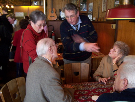 Personen uit het dorp
Expositie in de Cafe de Zon 2004

Hr en Mevr hartjes en Hr en Mevr Fluitman

eigen foto 
Keywords: waz personen hartjes