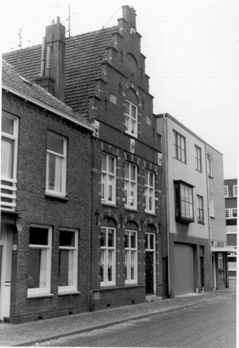Hendrik Mandeweg
Hendrik Mandeweg 5
                            
Dit woonhuis in de Hendrik Mandeweg is gebouwd in 1908 door architect J.L.G.Niessen. De opdrachtgever was A.van Noort die in de Breestraat woonachtig was. Bijzonderheden van dit woonhuis is de rijk gedecoreerde trapgevel met in het fries drie gebeeldhouwde koppen van 17de-eeuwse figuren.  Dezelfde trapgevel vindt men ook in de Koningstraat 23. In 1926 heeft er een verbouwing plaatsgevonden, een nieuwe keuken. De opdrachtgever en eigenaar was Wed. N.Uitendaal.  Op linker foto, gedateerd jaren 60,  met uiterst rechts het pand van het toenmalige stukadoorsbedrijf Hienkens.  
Keywords: bwijk Hendrik Mandeweg
