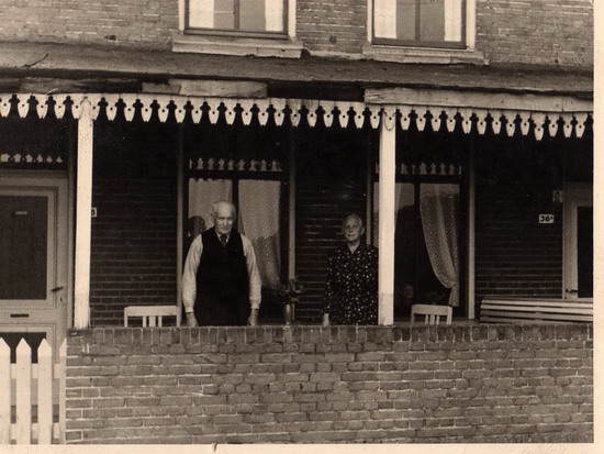 Personen uit dorp
Henk en Nel de Boer woonden aan de Verl. Voorstraat 36
Keywords: Personen waz