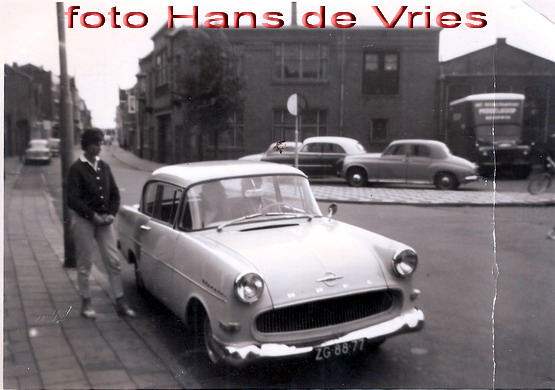 Fam Fotos 
Hieke bij Auto: De eerste auto van mijn vader was een Opel Olympia. Mijn zus Hieke bekijkt hem eens goed. Op de achtergrond rechts de bloemenveiling.
Keywords: bwijk Fam