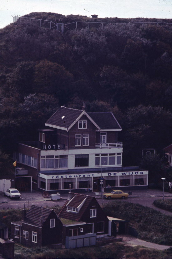 Hotel De Wijck
Hotel de wijck in de jaren 70/80 met de oude woningen aan de Lageweg!
Keywords: waz Hotel De Wijk