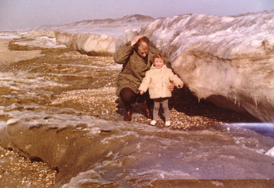 Strand in wintertijd
Zo zag het strand er uit in de winter 62/63: de ijschotsen lagen op het strand.

foto: H de Swart
Keywords: waz strand