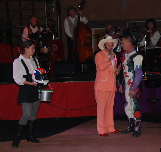 Personen uit dorp
Nieuwjaarsfeest in de Moriaan. 2009 meisje? Jan Aardeburg en Gerard v Schie. foto JL
Keywords: personen waz