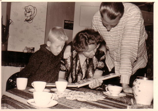 Personen uit Wijk aan Zee
Foto's kijken met mijn vader (Jan Urk) en moeder. Hans waarom noemde ze je vader Jan Urk?
foto Hans
Keywords: personen waz