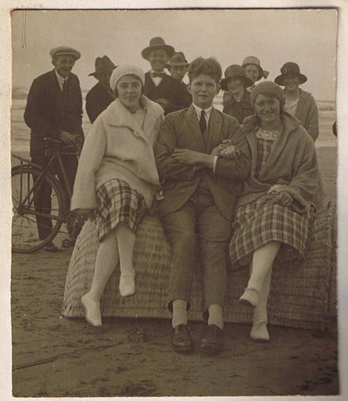 Aan het strand
Aan het strand de fam. Koopman.

foto: Joke Willemse Handgraaf
Keywords: personen bwijk strand