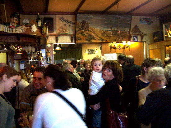 Personen uit he tdorp
Expositie in de Cafe de Zon 2004
Joke v Lieshout met kleinkind
Keywords: personen waz lieshout