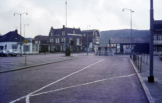 Julianaplein
Julianaplein voor de verbouwing in 1975.
Keywords: waz Julianaplein