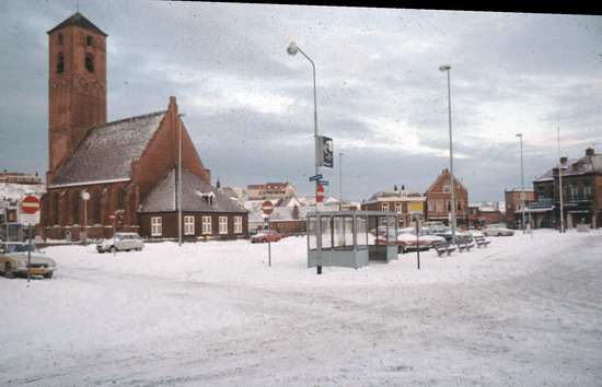 Julianaplein
Julianaplein in de sneeuw in 1982. Het plein is weer in een andere stijl verbouwd!
Keywords: waz Julianaplein kerk