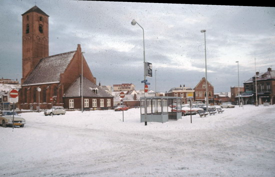 Julianaplein
Julianaplein in de sneeuw in 1982. Het plein is weer in een andere stijl verbouwd!
Keywords: waz Julianaplein kerk