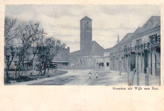 Julianaweg
In de oorlogsjaren heette de straat Helmweg naar de welbekende duinbeplanting. Toen nog de tram naar Beverwijk reed, werd het de Tramweg genoemd, zoals ten tijde van deze foto.
Keywords: waz Julianaweg