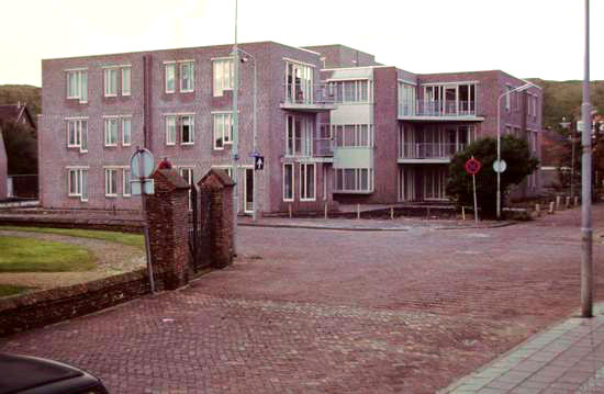 Julianaweg
Goude Gunje huis voor 55 plussers bedoeld voor bewoners van Wijk aan Zee maar omdat er van uit het dorp weinig belangstelling is wordt het mede bewoond door mensen buiten het dorp. Voorheen was hier de oude speeltuin en het theehuis van Fam. Huijbrechts.
Keywords: waz Julianaweg