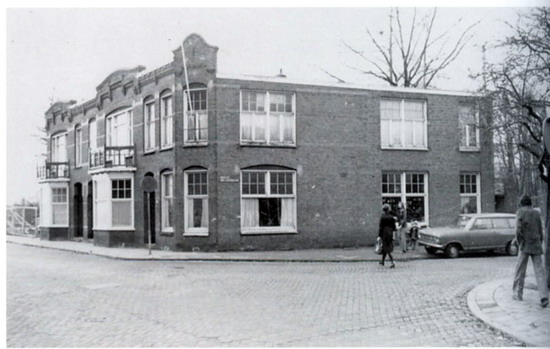 Koningstraat
De huizen stonden op de Koningstraat en waren van de Firma Docter, de groentenfabriek stond erachter, de auto op de foto is van Kees Keeman
Keywords: koningstraat bwijk