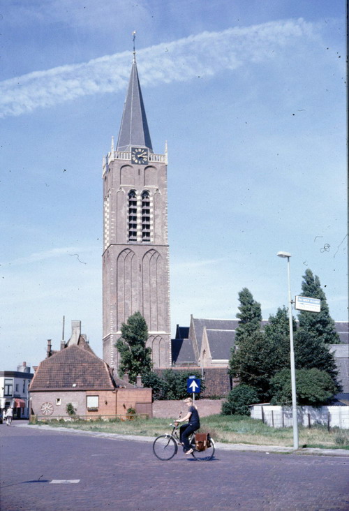 Kerkstraat
De Wijkertoren met kerk werd gebouwd van 1400-1475, een kerk in gotische stijl. Op de plaats van de kerk bevond zich een kapel welke waarschijnlijk aan het eind van de 9e eeuw is gebouwd. Het was in feite - na de kapel - de tweede St.Agathakerk. 
Na het vertrek van de Spaanse troepen in 1567 lag de kerk in puin, alleen de toren stond nog overeind. In 1592 werd begonnen met de herbouw van de kerk, die inmiddels was toegewezen aan de aanhangers van de reformatie. De herbouw kwam in 1648 gereed. De kerk werd gerestaureerd in de jaren 1976-1983, daarbij werden de houten tongewelven weer in de oorspronkelijke staat teruggebracht. De kerk bevat veel bezienswaardigheden, de toren is 68 meter hoog. Bij een brand in 1912 ging de spits verloren, een nieuwe spits werd gebouwd in 1914, toen kwam er o.a. een balustrade op de hoeken. Sinds een bepaling uit 1798 is de toren eigendom van de gemeente Beverwijk.

Bron: boek “Dit was Beverwijk”, auteurs: J.M. Van der Linden/ W. A. Spruit  
Bewerking: Co Backer

                                     
                      
Keywords: bwijk Kerkstraat