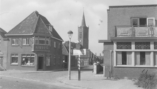 Korte Kerkstraat
In de jaren zeventig was er een “nieuwe kijk” op het wonen. De buurt rondom de Grote Kerk is drastisch veranderd. Veel huizen werden gesloopt, het karakteristieke hart van de stad kwam ten einde. Er vond een ware kaalslag plaats. Protesten van de bevolking ten spijt. Nieuwbouw volgde, niet altijd naar ieder zijn smaak. En nog is er aan de stroom van slopen en bouwen geen einde gekomen. Enkel straten ten noorden van het Kennemer Theater, zoals de Hofdijkstraat, Burgerhartstraat, zijn gesloopt, en sinds ’n paar maanden zijn de 27 nieuwe huurwoningen bewoond. Alleen de openbare ruimte om de woningen moet nog worden bestraat door de gemeente Beverwijk. De foto geeft een inkijk in de hoek Korte Kerkstraat en de Alkmaarseweg. Links de sigarenwinkel Waanders met een klein stukje kassenbouwer van Etten en rechts het oude Café Sport. Alleen Cafe Sport en het oude vervallen pand van van Etten staat er nog. Statig op de achtergrond de Wijkertoren.

Bron: boek “Dit was Beverwijk”, auteurs: J.M. Van der Linden/ W. A. Spruit     
Bewerking: Co Backer            

Keywords: bwijk Kerkstraat