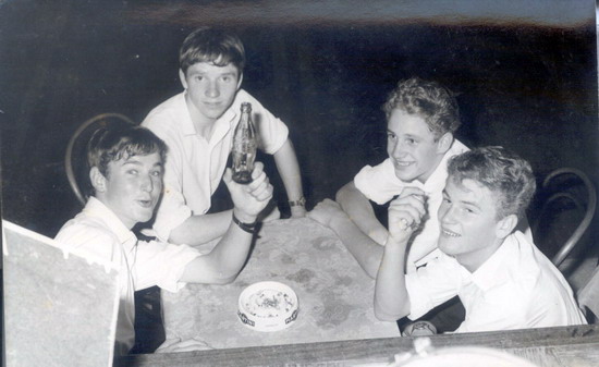 Volksfeest Wijk aan Zee - Kermis
Jan vd linden, Johan Schelvis, Kees Valk en Theo Warmerdam aan de Cola. 1963 eigen foto
Keywords: waz Volksfeest Wijk aan Zee Kermis