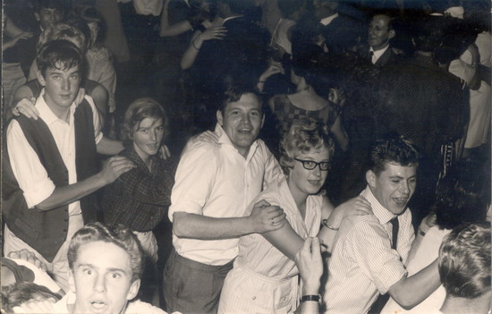 Volksfeest Wijk aan Zee - kermis
Jan vd Linden, Annie Moor? G de Boer, Alex Schelvis.

eigen foto
Keywords: waz Volksfeest Wijk aan Zee kermis