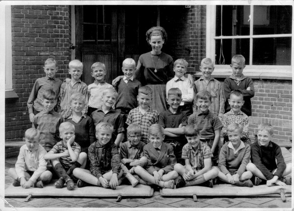 Bavoschool
Klas 3 van de Bavoschool met juffrouw Veringa in 1965

foto Willem van de Kamer
Keywords: bwijk bavoschool