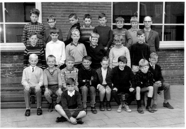 Bavoschool
Klas 5 van de Bavoschool met meester van Zutphen 1967

foto Willem van de Kamer
Keywords: bwijk school bavoschool