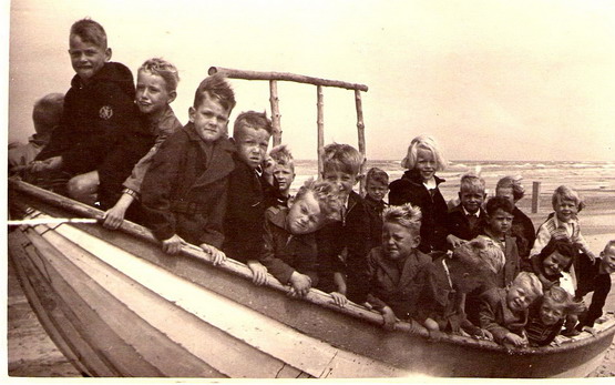 Personen uit het dorp - kleuterschool
Hierbij 4 foto's van de kleuterschool in Wijk aan Zee. Het was niet de katholieke kleuterschool. De juffen waren juf Elly en juf Redeker. De naam van de kleuterschool weet ik niet meer. 
Vr. Gr. Lya Dordregter-de Haan', 
Keywords: waz personen