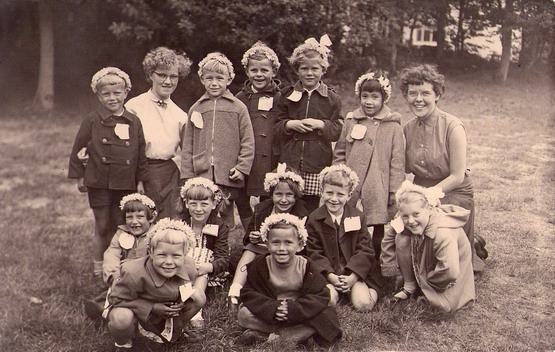 Personen uit het dorp - kleuterschool
Hierbij 4 foto's van de kleuterschool in Wijk aan Zee. Het was niet de katholieke kleuterschool. De juffen waren juf Elly en juf Redeker. De naam van de kleuterschool weet ik niet meer.

Gr. Lya Dordregter-de Haan
Keywords: personen waz