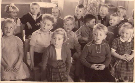 peronen uit het dorp - kleuterschool
Hierbij 4 foto's van de kleuterschool in Wijk aan Zee. Het was niet de katholieke kleuterschool. De juffen waren juf Elly en juf Redeker. De naam van de kleuterschool weet ik niet meer.

Gr. Lya Dordregter-de Haan
Keywords: waz personen