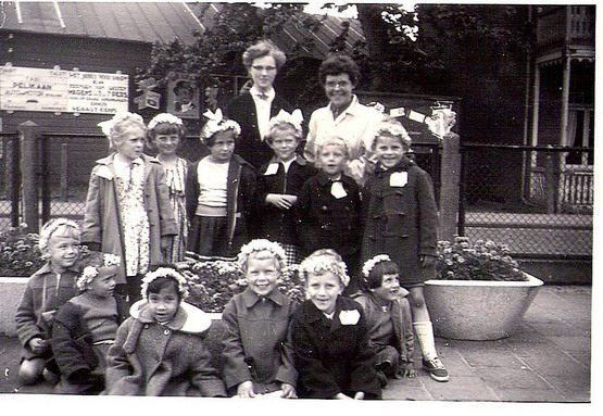 Personen uit het dorp - kleuterschool
Hierbij 4 foto's van de kleuterschool in Wijk aan Zee. Het was niet de katholieke kleuterschool. De juffen waren juf Elly en juf Redeker. De naam van de kleuterschool weet ik niet meer.

Gr. Lya Dordregter-de Haan
Keywords: personen waz