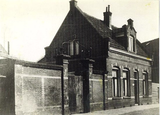 Koningstraat
Een foto van Koningstraat 55. Hier woonde de familie De Vries van 1938 tot 1964. Mijn vader had een schildersbedrijf.

Foto: Henk de Vries
Keywords: Koningstraat bwijk