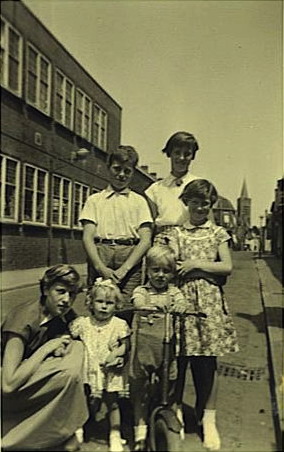 Koningstraat - Kinderen van Fam. de Vries
De kinderen van de familie De Vries uit de Koningstraat voor ons huis. Duidelijk te zien zijn de Wijkertoren en links het belastingkantoor, waar toen op de bovenverdieping een filiaal van Berghaus Confectie was gevestigd.

foto: Henk de Vries
Keywords: Koningstraat bwijk