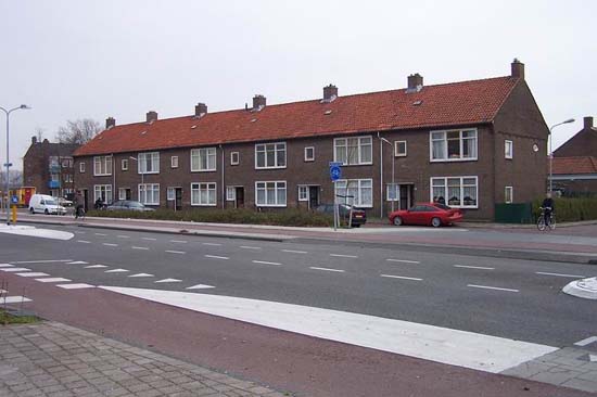 Kruisweg
Aan noordzijde van de Sint Aagtendijk liggen de sportvelden en aan de zuidzijde ligt de Kruisweg. Ook dit is een weg waar weinig overgeschreven is. Bekend is dat de Kruisweg ooit ontworpen was als verkeersader van de Hendrik Mandeweg naar de Galgenweg. De weg zou de Alkmaarseweg kruisen. Dit streven is nooit tot uitvoering gebracht maar de weg heeft wel zijn naam behouden. 

Bron: boek “Dit was Beverwijk”, auteurs: J.M. Van der Linden/ W. A. Spruit                 
Bewerking: Co Backer
                                                             
Keywords: bwijk Kruisweg