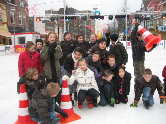 Personen uit Beverwijk
De jeugd uit de Wijk bij de ijsbaan.

foto wijkzaken
Keywords: Bwijk personen