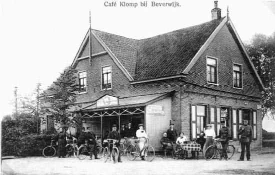 Noorderweg
We zien hier cafe De Klomp op een kaart uit eind jaren '10. Het cafe lag in de Wijkermeerpolder achter de plek waar nu 'de Zwarte Markt' is.
In de zgn. mobilisatietijd (1914-1918) werd het pand door militairen bezet. De Klomp lag namelijk in een strategisch belangrijk gebied, vlakbij de forten die tot de verdediging van Amsterdam dienden.
Keywords: Noorderweg bwijk