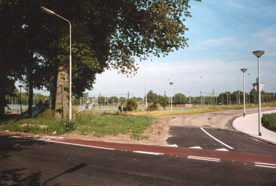 Hoflanderweg Sint Aagtendijk
Het begin van de St. Aagtendijk aan de Hoflanderweg. Op de achtergrond de voetbalvelden van DEM.
Keywords: Hoflanderweg