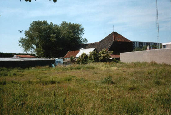 Hoflanderweg
De achterzijde van Klein Oosterwijk aan de Hoflanderweg anno 2003. Rechts zien we nog juist de muren en de zendmast van het politiebureau.
Keywords: Hoflanderweg